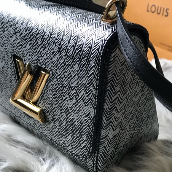 Limited Edition LV twist - Picture 2 of 7